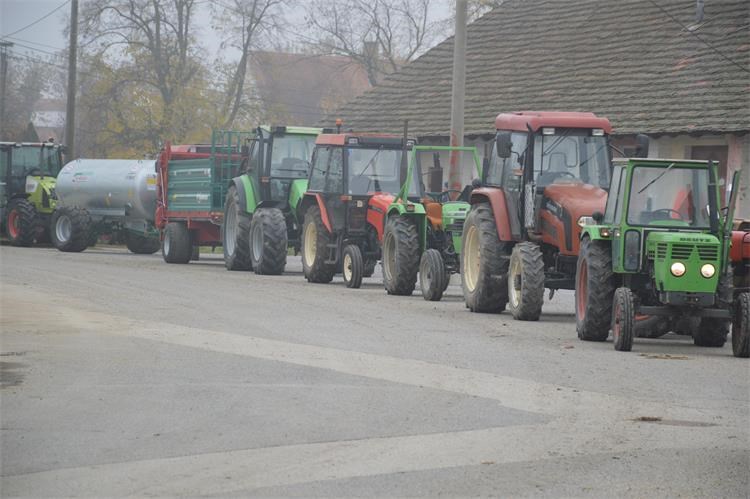 Slika /PU_KK/Vijesti/2022/04/Tribine traktorista na organiziranim teh.pregledima traktora.JPG